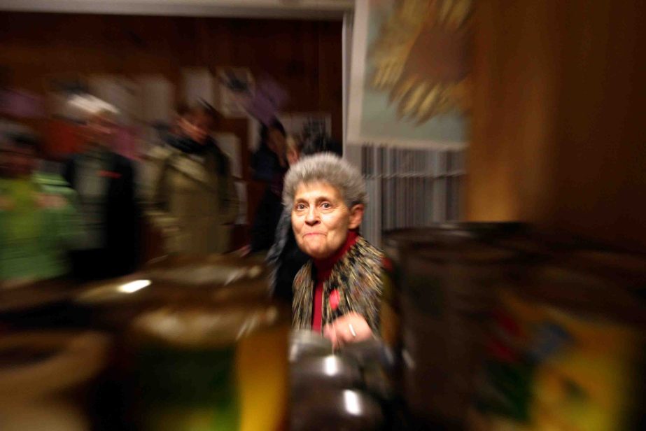 Freiwillige Helferin in einem Food Store in Minnesota, der Nahrungsmittel an bedürftige Familien verschenkt. 